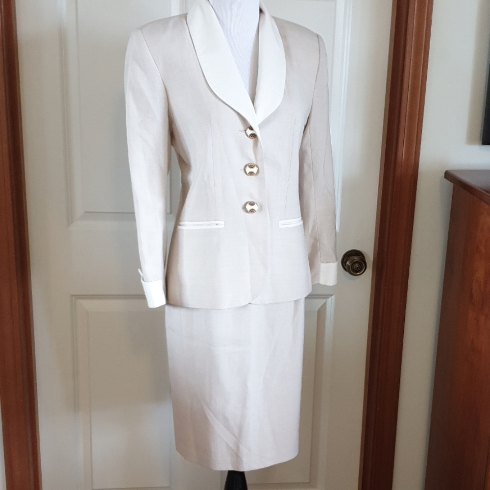 Gorgeous vintage ladies skirt suit tan white gold